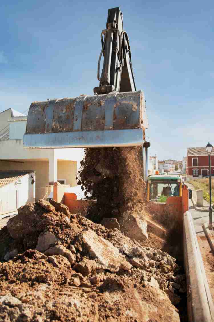 demolition contractors safely remove and disposes asbestos in a safe manner